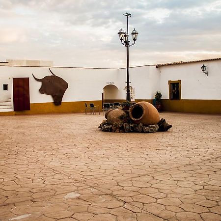 Hotel La Giralda Burguillos Del Cerro Kültér fotó