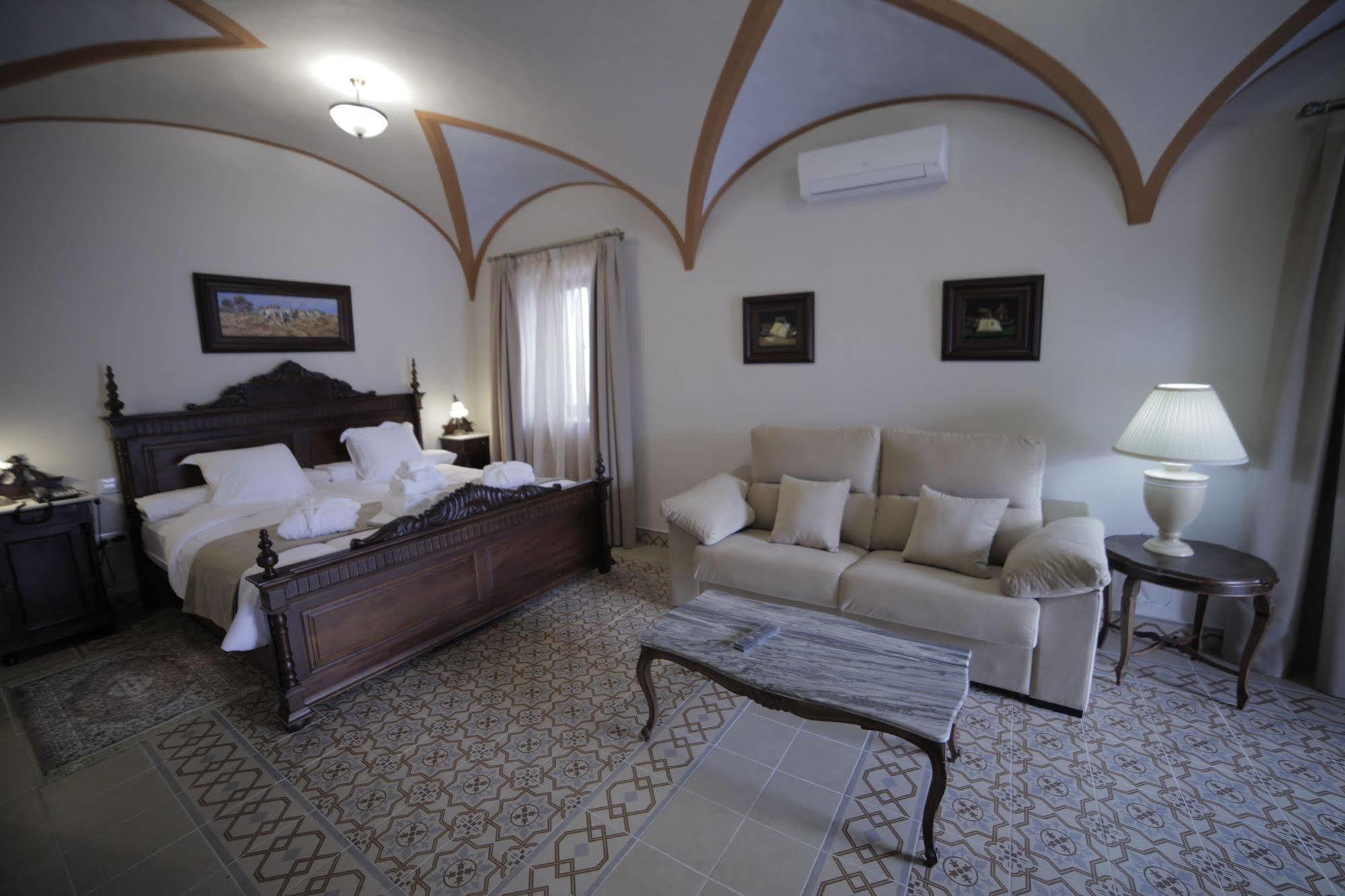 Hotel La Giralda Burguillos Del Cerro Kültér fotó
