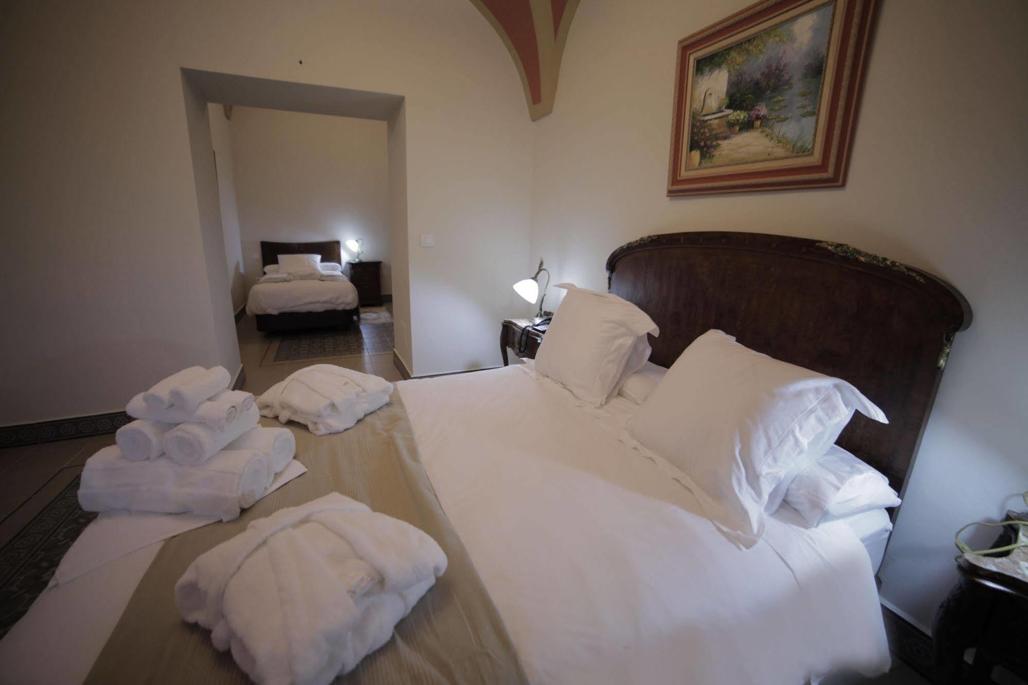 Hotel La Giralda Burguillos Del Cerro Kültér fotó