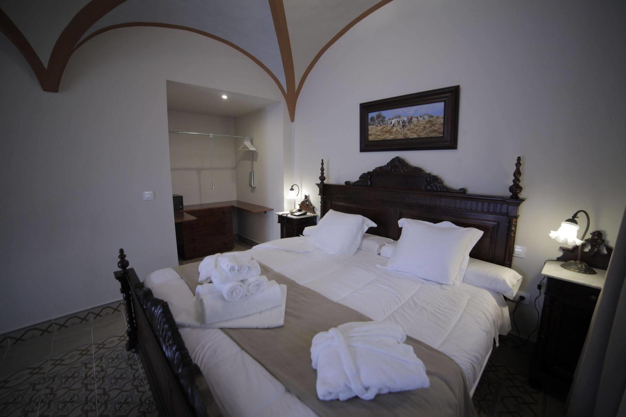 Hotel La Giralda Burguillos Del Cerro Kültér fotó