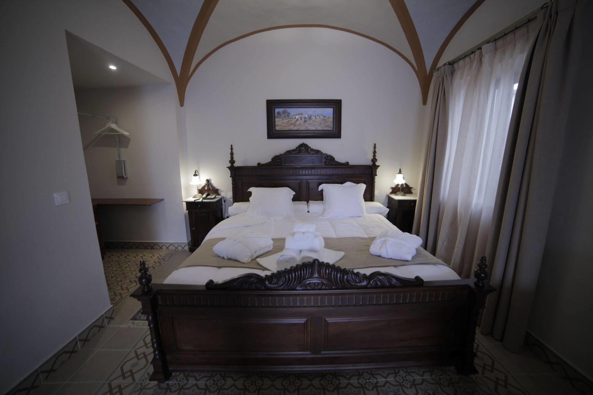 Hotel La Giralda Burguillos Del Cerro Kültér fotó